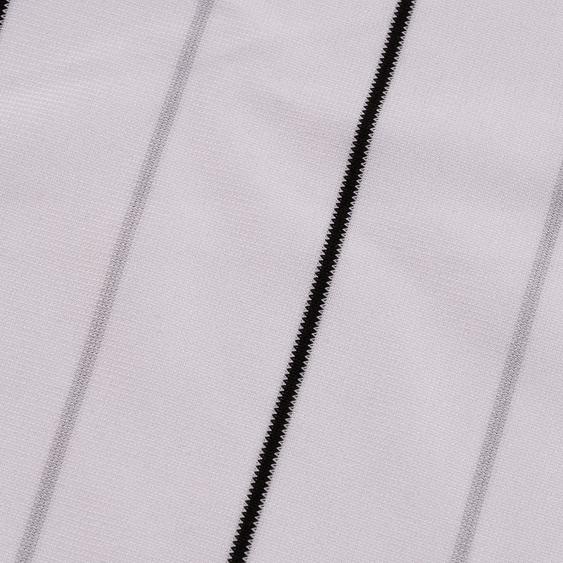 Lys grå stripete varpstrikket stoff